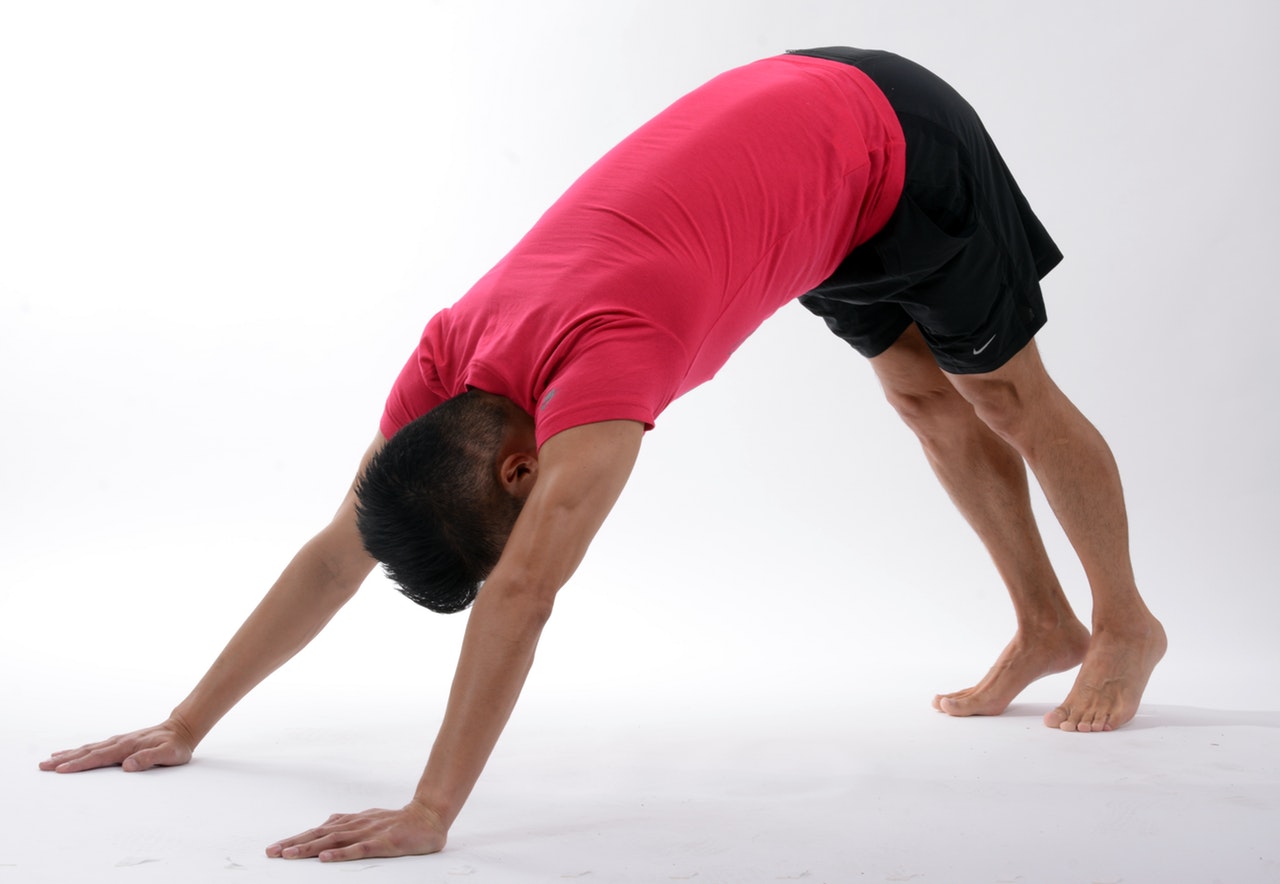 Man som stretchar